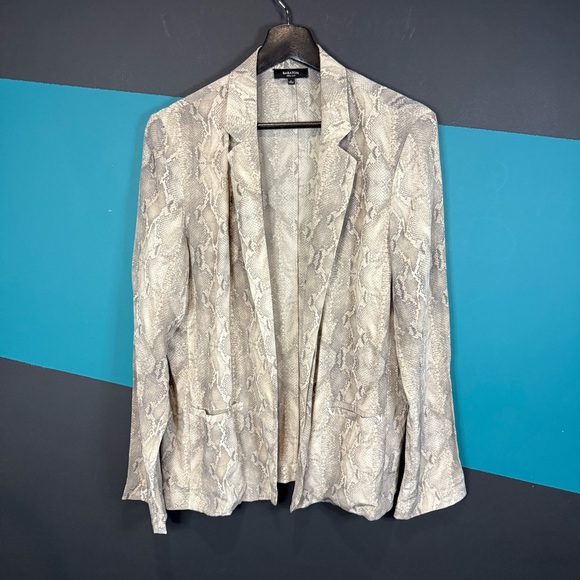 Babaton Aritzia 100% Silk Gray Snake Python Print Blazer size 6 Preppy - Picture 4 of 9